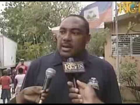 Delege depatman Lwès la ansanm ak ekip Prezidans la distribye materyèl lekòl ak pwodui alimantè nan