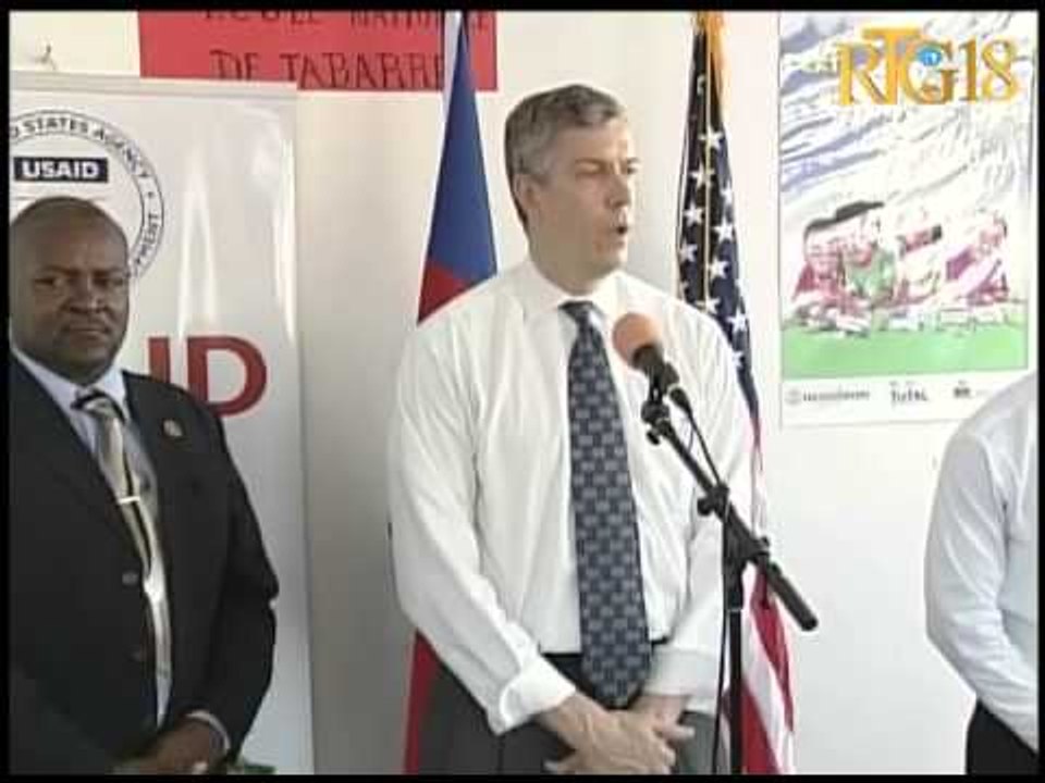 Vizit Sekretè deta Edikasyon Ameriken an Arne Duncan akonpaye Ambasadè Ameriken an Pamela White