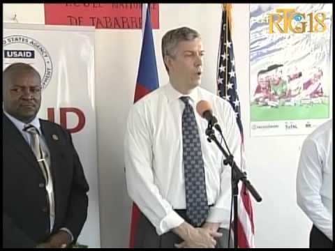 Vizit Sekretè deta Edikasyon Ameriken an Arne Duncan akonpaye Ambasadè Ameriken an Pamela White