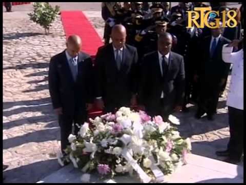 Prezidan Repiblik la akonpaye Premye Minis lan depoze yon jèb Flè anba pye moniman Toussaint Louvert