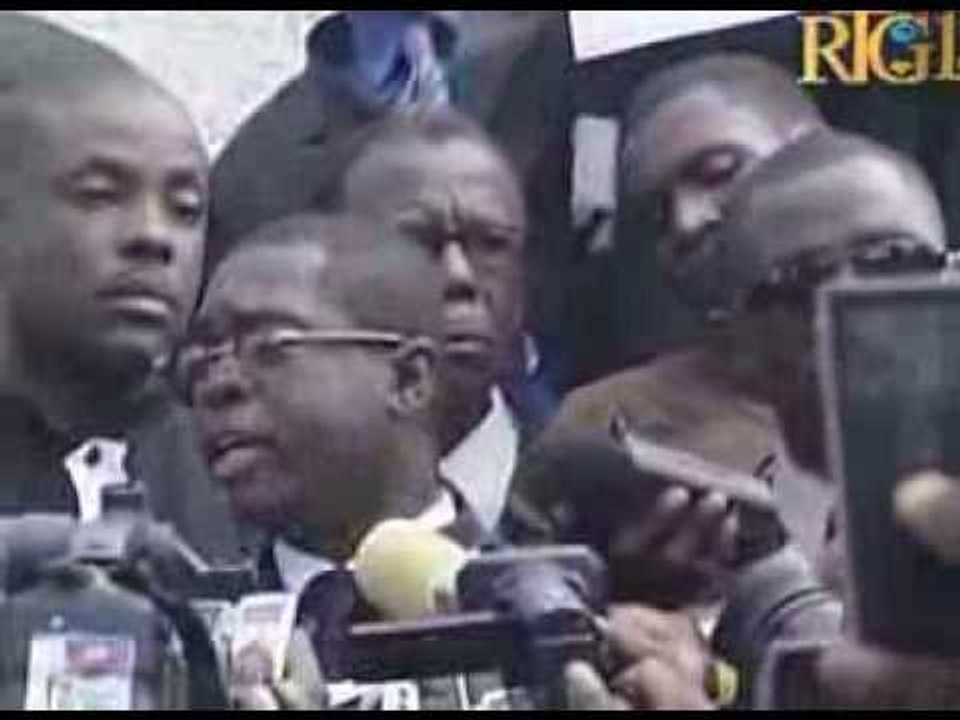 Avoka nan bawo Pòtoprens mache pasifikman nan kapital la pou egzije revokasyon komisè gouvènman an