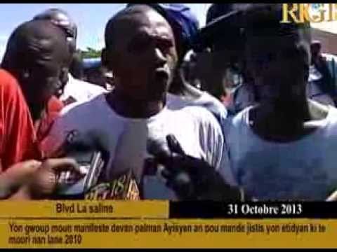 Yon gwoup moun manifeste devan palman Ayisyen an pou mande jistis yon etidyan ki te mouri