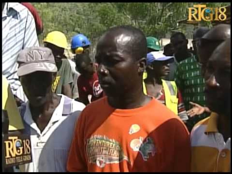 2 Pechè rive kenbe yon gwo pwason nan lanmè zòn sous matla nan moman yo tap peche nan lanwit 20 Nove