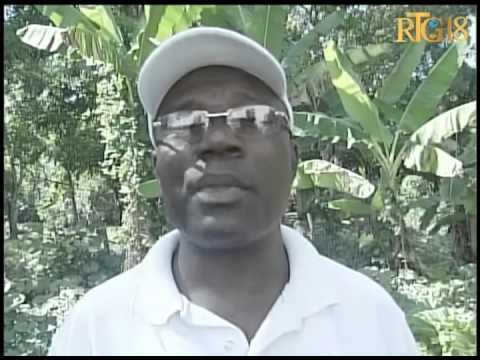 Direksyon jeneral kès asistans sosyal distribye kit eskolè ak anvlòp lajan bay popilasyon nan seksyo