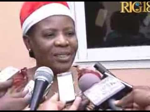 Minis kondisyon fanm lan distribye jwèt bay plizyè timoun ki soti tout kote nan zòn metwopolitèn lan