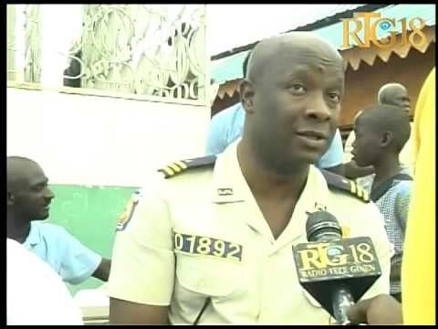 Polis Kominotè nan tèt kole ak Depatman Polis New York vizite lekòl kominal Pierre Labiterie nan lid