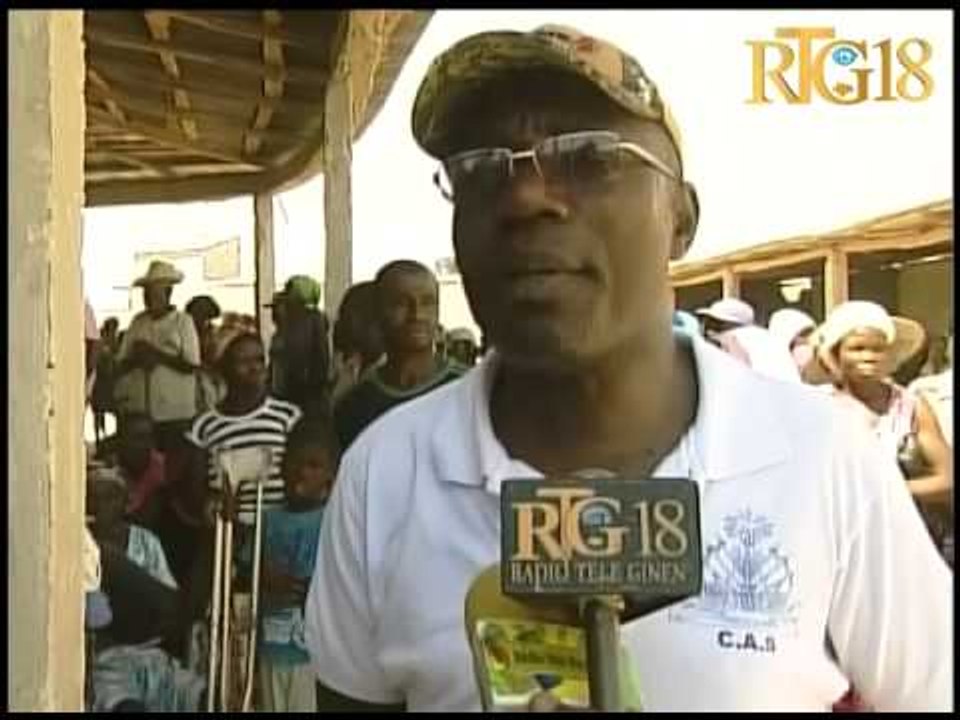 Direktè C.A.S la distribye plizyè kit alimantè ak ijyenik bay peyizan nan komin Anse Rouge