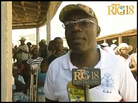 Direktè C.A.S la distribye plizyè kit alimantè ak ijyenik bay peyizan nan komin Anse Rouge