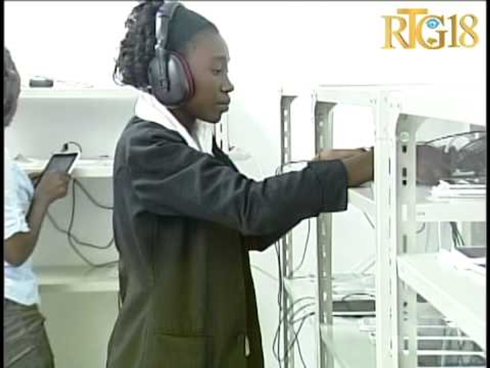 Vizit gide pou Jounalis yo nan izin fabrikasyon tablèt Surtab yo nan Pak endistriyèl metwopolitèn na