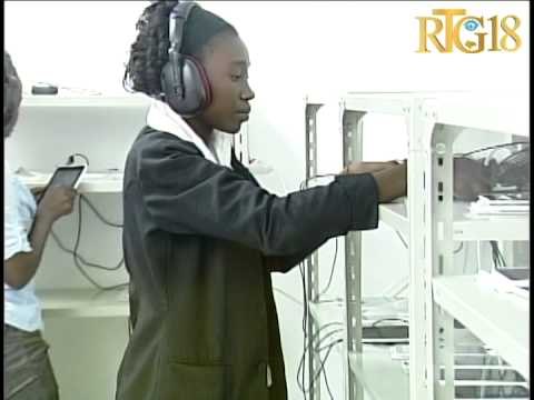 Vizit gide pou Jounalis yo nan izin fabrikasyon tablèt Surtab yo nan Pak endistriyèl metwopolitèn na