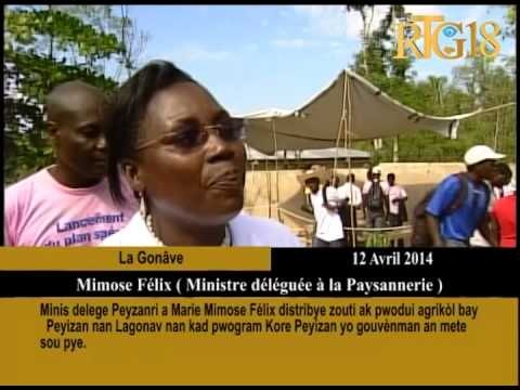 Minis delege peyizanri a Marie Mimose Félix distribye zouti ak pwodui agrikòl bay peyizan nan Lagona