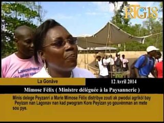 Minis delege peyizanri a Marie Mimose Félix distribye zouti ak pwodui agrikòl bay peyizan nan Lagona