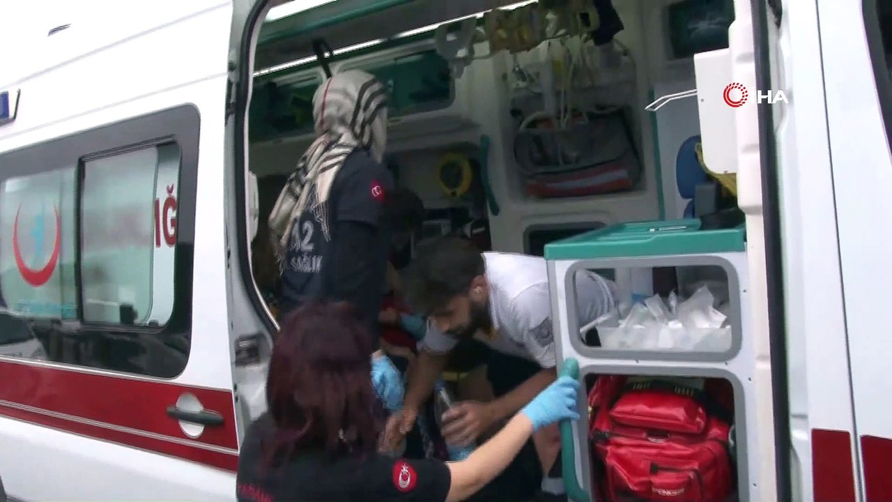 Ambulans elektrik direğine çarptı: 3 yaralı