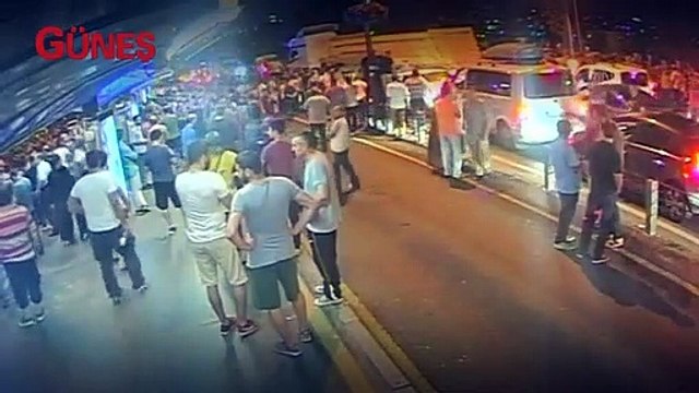 İşte ihanet gecesinden yeni görüntüler... Halk darbecilerin tankını böyle durdurdu (2)