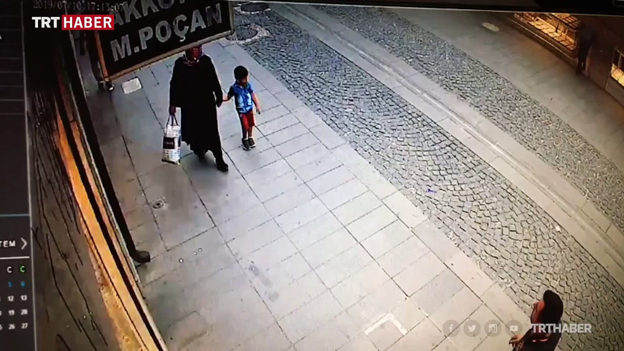 Reklam tabelası iş yerinden çıkan vatandaşın üzerine düştü