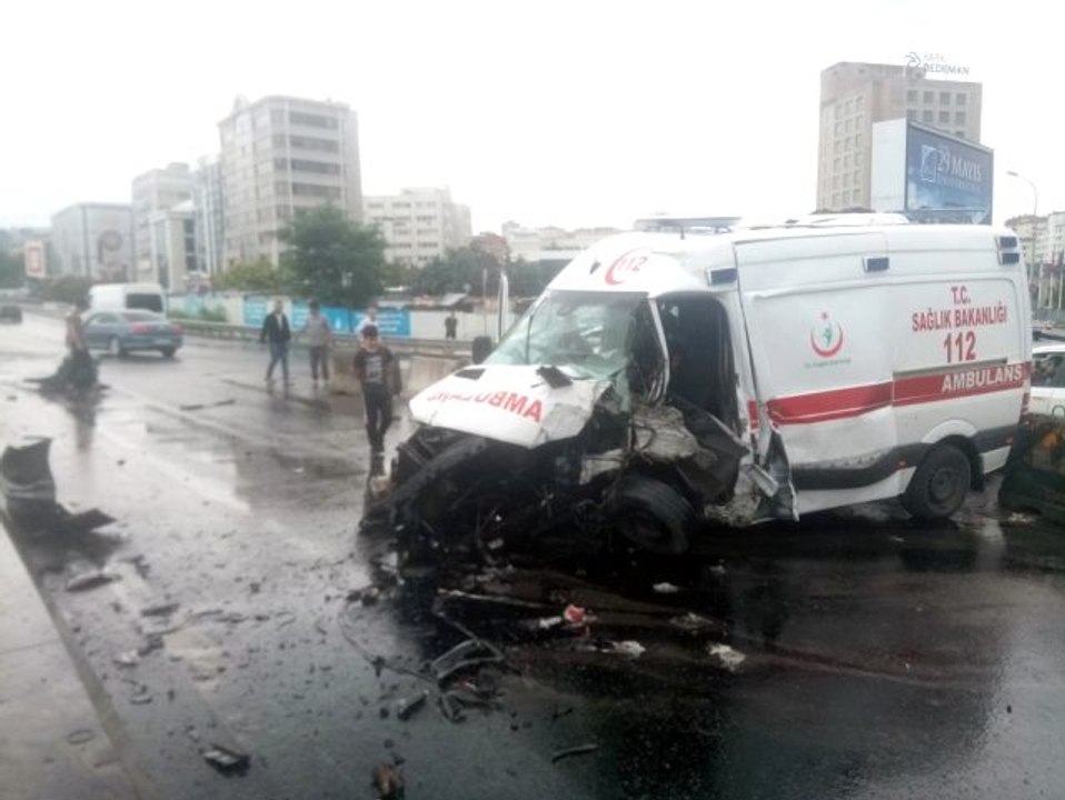 Kontrolden çıkan ambulans tabela direğine çarptı, 3 yaralı