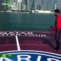 Neymar'ın topa vururken ayakkabısı çıktı