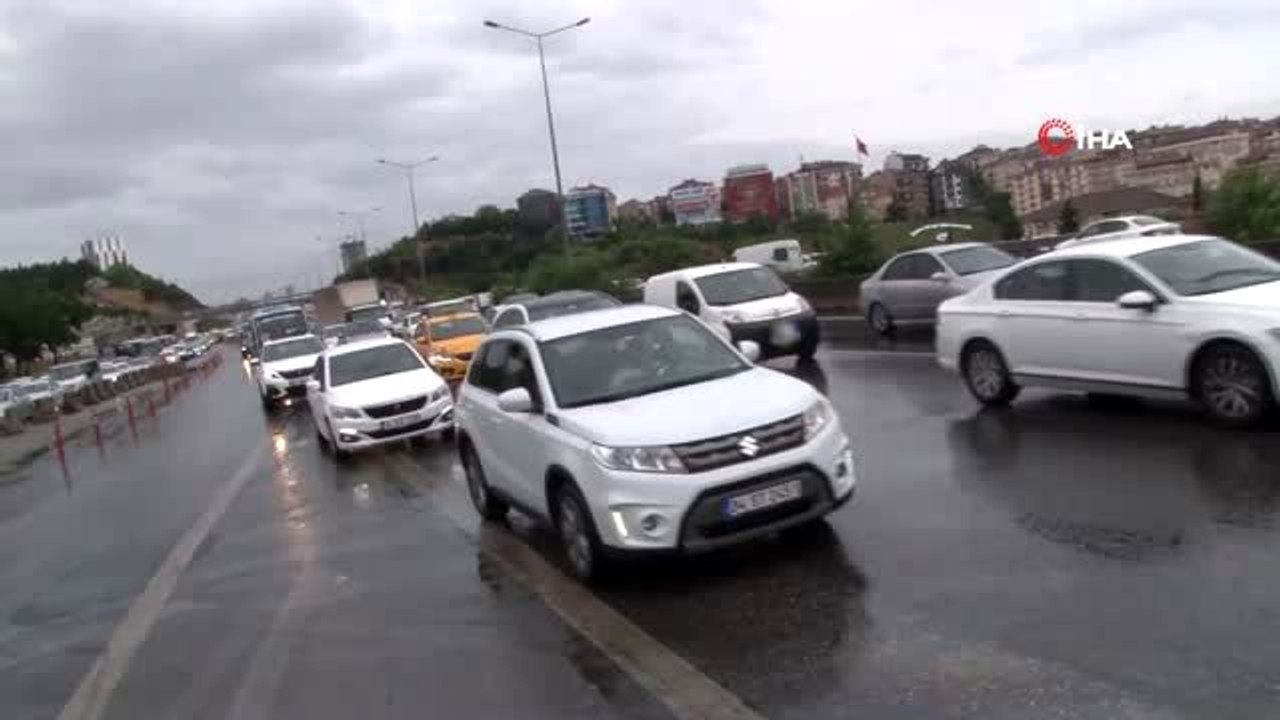 Ambulans elektrik direğine çarptı: 3 yaralı