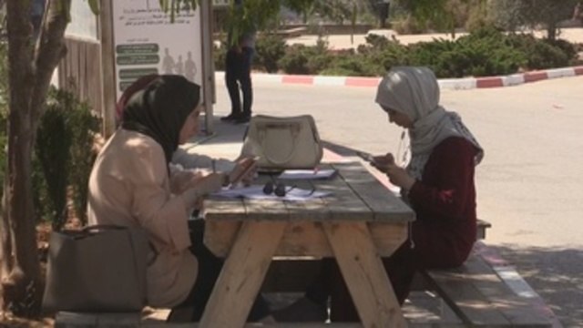 Docentes extranjeros en universidades palestinas:vivir pendiente de un visado