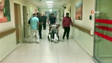 Kamyonetten düşen sunta vatandaşın ayağını kırdı