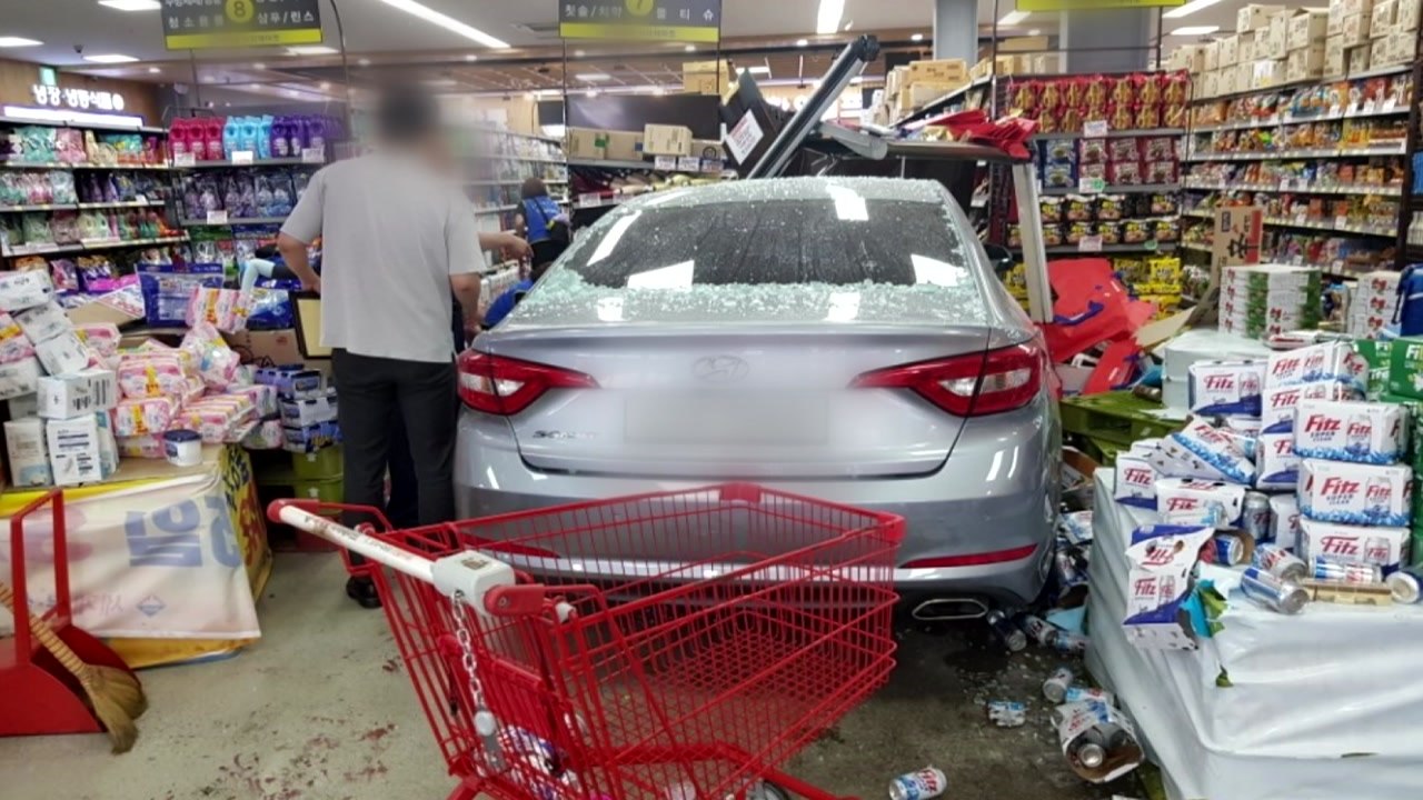 남양주 마트 안 승용차 돌진..."4명 다쳐" / YTN