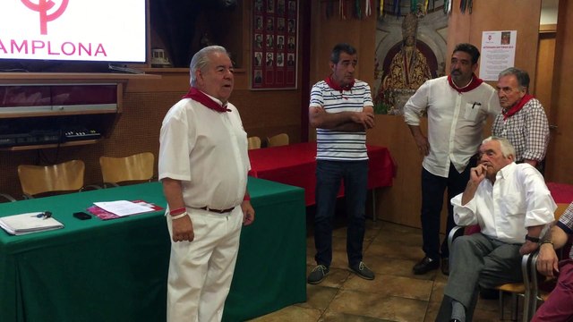El veterinario Javier Lorente recoge el premio del Club Taurino destinado a Roca Rey