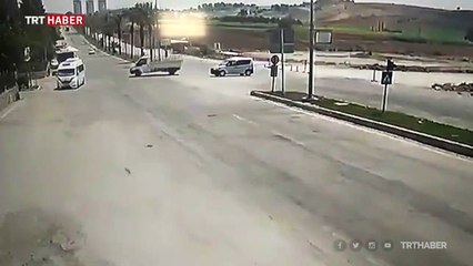 Mezarlık önündeki kaza saniye saniye görüntülendi