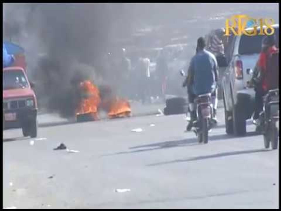 Des pneus anflammés dans les périmètres du Parlement haïtien.