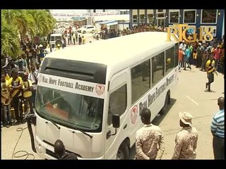 Le Real Hope et l’ASC ont reçu chacun les clés d’un autobus offert par le Président  Jovenel Moïse.