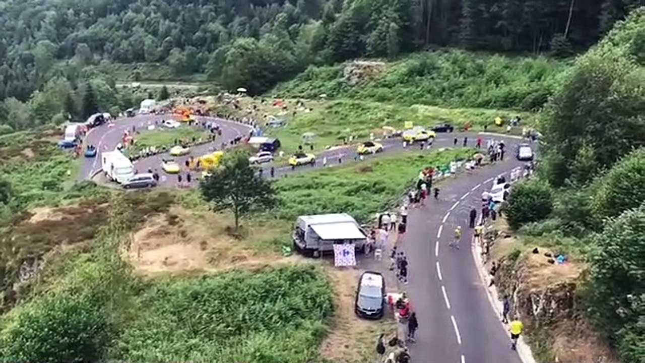 Tour de France: la caravane dans les lacets du lac d'Alfeld