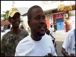 Haiti.- Yon gwoup jèn gason pran inisyativ netwaye kèk ri nan kapital la