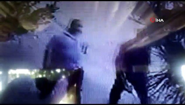 Evde yalnız kalan çocukları telefonla dolandıran sahte savcı ve polis kamerada