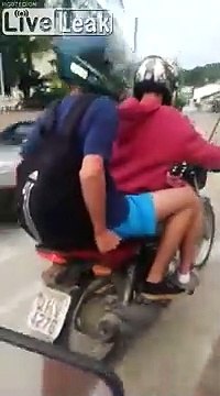 Roue avant en scooter : ils terminent dans un jardin sur le côté de la route!