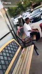 Elle offre son repas à un sans abri !