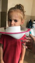 Download Video: La tête coincée dans la cuvette des toilettes, cette fillette ne sait plus quoi faire !