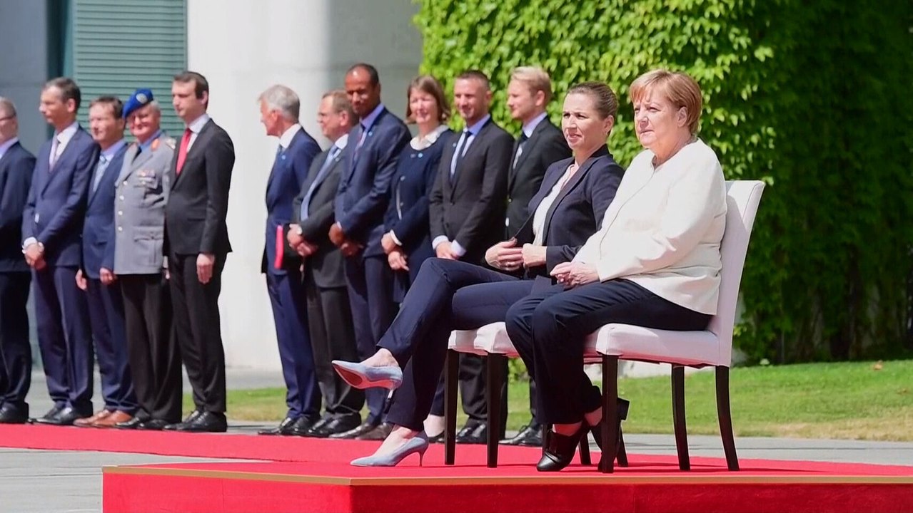 Merkel, sentada tras su tercer episodio de temblores