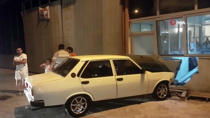 Ustasının aracını kaçıran çırak ve arkadaşları lokumcuya daldı