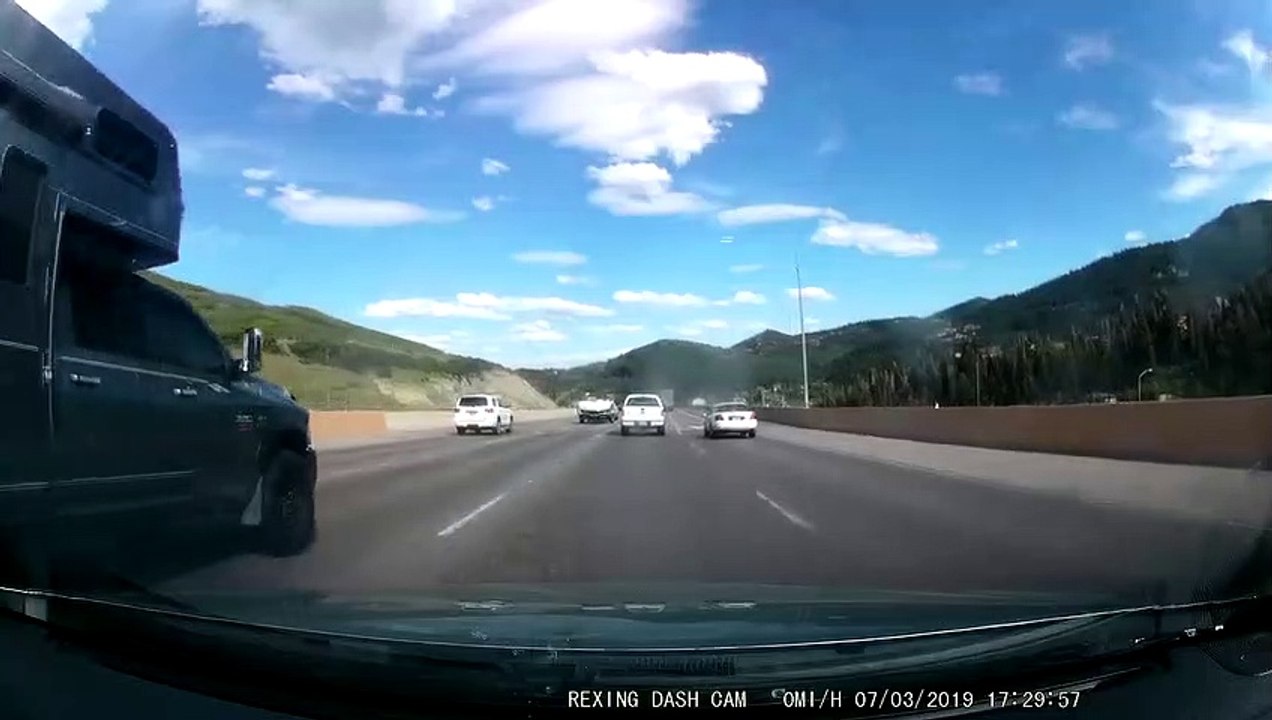 Un automobiliste perd le contrôle de sa voiture et fait un 360°….
