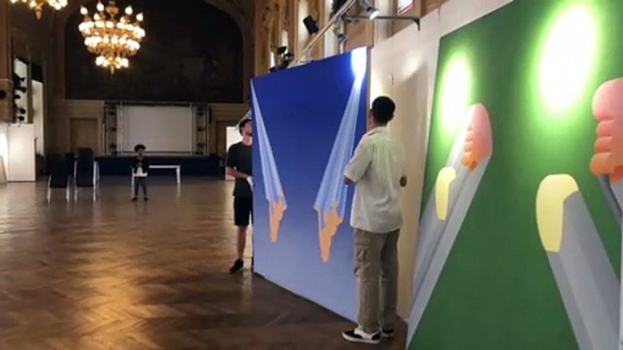 Accrochage exposition ANTONY  DONALDSON - Mairie du 13e