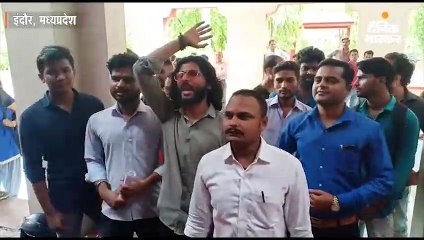 यूनिवर्सिटी के गेट पर मांगों को लेकर की नारेबाजी