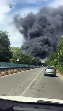 Via del Mare, fiamme in un deposito di pneumatici. Traffico in tilt