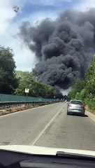 Via del Mare, fiamme in un deposito di pneumatici. Traffico in tilt