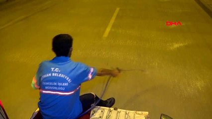 ADANA Ceyhan'da caddeler ve kaldırımlar temizleniyor