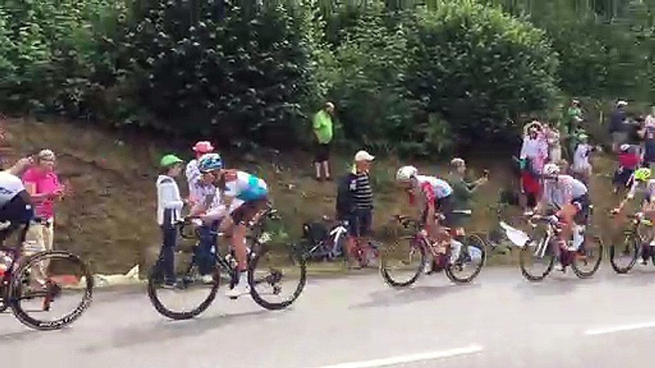 L’échappée passe la dernière ligne droite du col des Croix