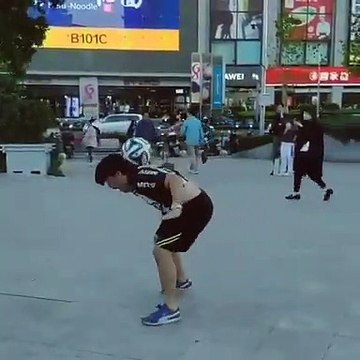 Il réussit à faire un geste incroyable avec le ballon