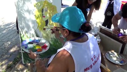 Sanatçılar Muş'un tarihi yerlerini resmetti