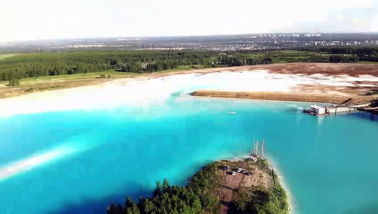 Instagram influencers flock to 'unsafe' bright blue lake in Siberia