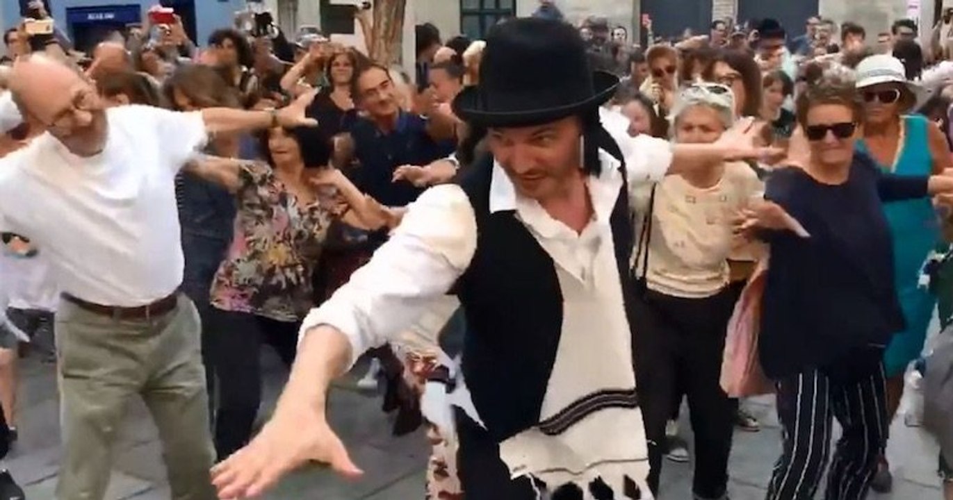 La célèbre danse de Rabbi Jacob rejouée le temps d'un flashmob à Paris