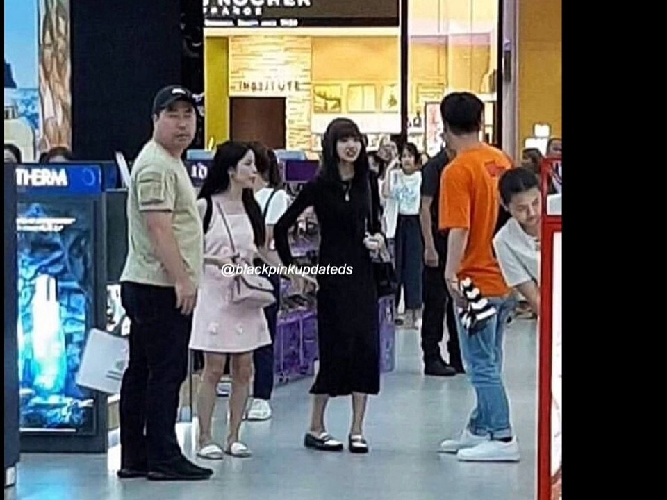 Look who held hand with blackpink lisa 190711