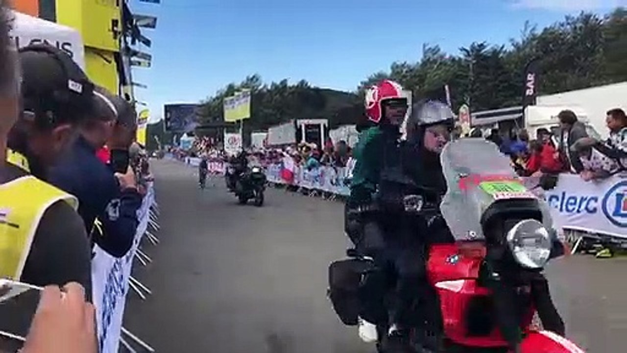 "Allez Thibaut" : dans les derniers mètres de la Planche des Belles Filles, les supporters donnent de la voix